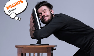 Mann umarmt Monitor